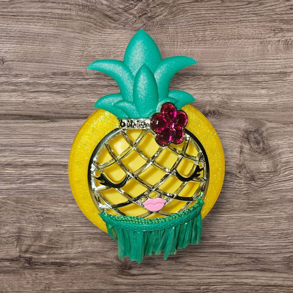 BATH & BODY WORKS CAR FRAGRANCE HOLDER VISOR CLIP PINEAPPLE HULA SKIRT